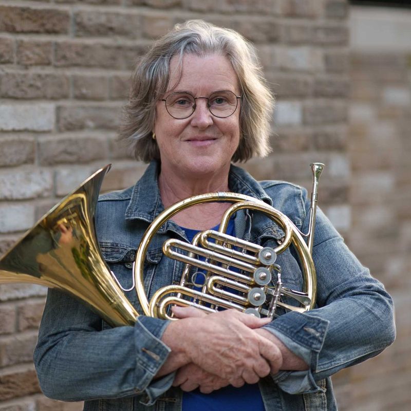 Karin Rheiter met een hoorn